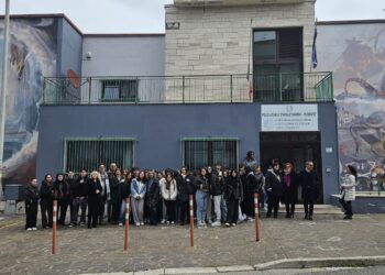 La facciata del liceo come una tavolozza: ecco l’agenda rossa, simbolo di legalità