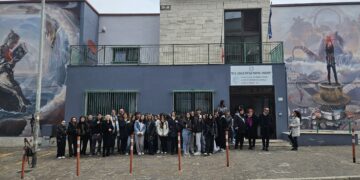 La facciata del liceo come una tavolozza: ecco l’agenda rossa, simbolo di legalità