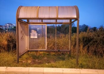 «Fermate bus senza sedile e poco illuminate. Dormitorio al terminal bus»