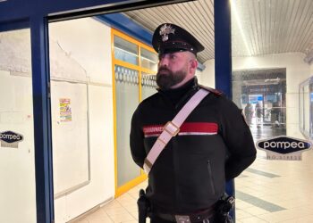 Rapinatore punta la pistola alla cassiera e si fa dare i soldi: rapina all’agenzia di scommesse