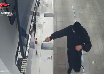 Il rapinatore ha provato a fare fuoco. Durante il colpo ha perso il telefono