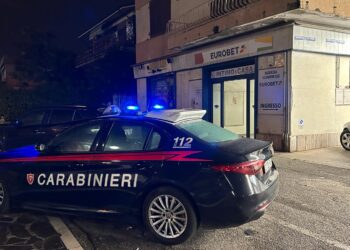 Rapinatore punta la pistola alla cassiera e si fa dare i soldi: rapina all’agenzia di scommesse