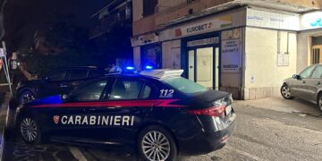 Rapinatore punta la pistola alla cassiera e si fa dare i soldi: rapina all’agenzia di scommesse