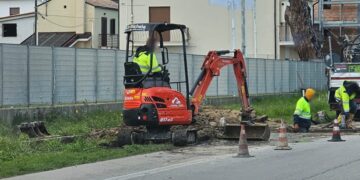 Riparata dopo quattro mesi la perdita d’acqua che allagava la statale 16
