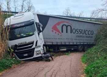 Strada sprofonda durante il passaggio di un tir, bloccata via Luci a Vasto
