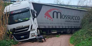 Strada sprofonda durante il passaggio di un tir, bloccata via Luci a Vasto