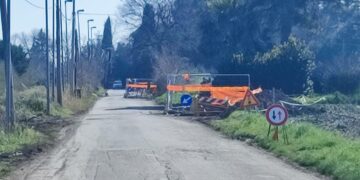 «Tra cantieri, semafori provvisori e auto che sfrecciano: via San Leonardo è pericolosa»