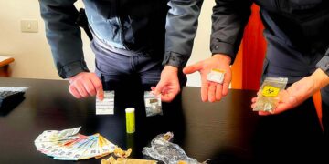 Spaccio di stupefacenti, padre e figlio minorenne denunciati dalla guardia di finanza