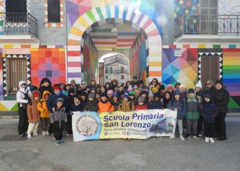 La scuola “San Lorenzo” ad Aielli, «il borgo dove la cittadinanza è scritta sui muri e nel cielo»