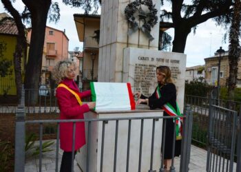 A San Salvo una targa in memoria delle vittime del Covid 19 «affinché la memoria non si disperda»