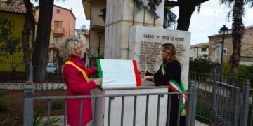 A San Salvo una targa in memoria delle vittime del Covid 19 «affinché la memoria non si disperda»