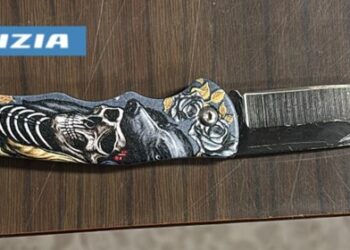 19enne scoperto con un coltello nascosto in una scarpa, rimpatriato in Egitto