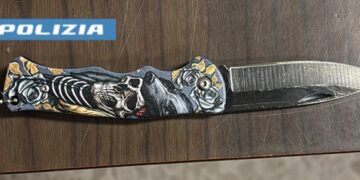 19enne scoperto con un coltello nascosto in una scarpa, rimpatriato in Egitto