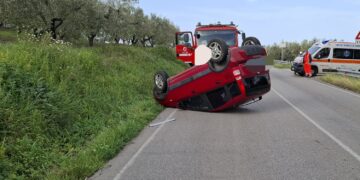 Ennesima auto ribaltata sulla Sp 181. Incendi in casa e palo crollato, interventi dei pompieri