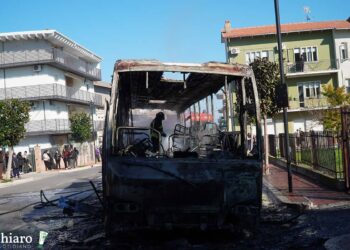 Autobus distrutto dalle fiamme a San Salvo, c’è l’ipotesi dolosa