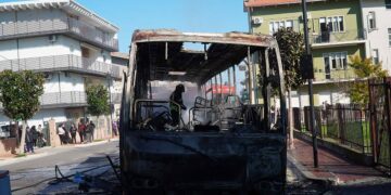 Autobus distrutto dalle fiamme a San Salvo, c’è l’ipotesi dolosa