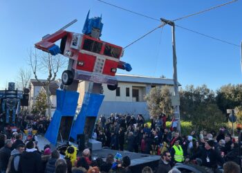Carri e maschere invadono le strade: pienone a Scerni per il 50° Carnevale