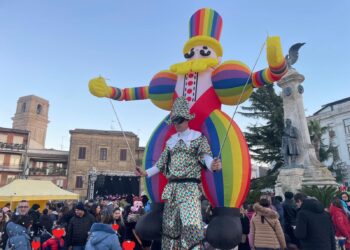 Musica, maschere e artisti di strada in piazza Rossetti: il Carnevale vastese