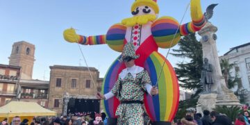 Musica, maschere e artisti di strada in piazza Rossetti: il Carnevale vastese