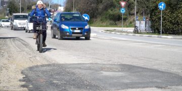 «Tra buche, dossi e toppe d’asfalto, andare in bici è un rischio»