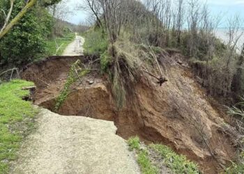 Si amplia la voragine sulla ciclabile nella Riserva di Punta Aderci