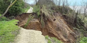 Si amplia la voragine sulla ciclabile nella Riserva di Punta Aderci