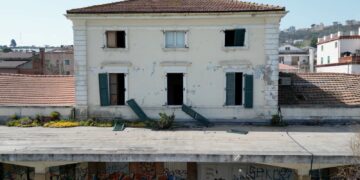Ex stazione, tra maleducazione e incuria ingresso indegno alla Via Verde