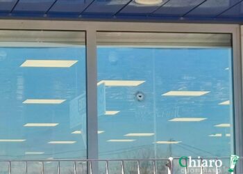 Fucilata contro la vetrata dell’Acqua & Sapone di Casalbordino, ipotesi colpo esploso per sbaglio