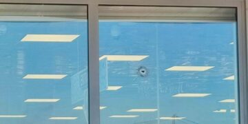 Fucilata contro la vetrata dell’Acqua & Sapone di Casalbordino, ipotesi colpo esploso per sbaglio