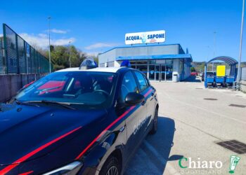 Fucilata contro la vetrata dell’Acqua & Sapone di Casalbordino, ipotesi colpo esploso per sbaglio