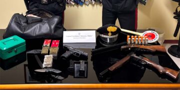 Due fucili a canne mozze, una pistola e munizioni nascosti in casa: un arresto a San Salvo