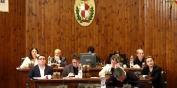 Variante SS16, si naviga a vista: in Consiglio non c’è accordo. Tre ore di dibattito, poi rinvio