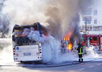 Paura nel centro abitato di San Salvo: pullman a fuoco in via Garibaldi