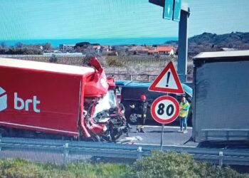 Scontro tra furgone e mezzo pesante in A14, muore giovane corriere
