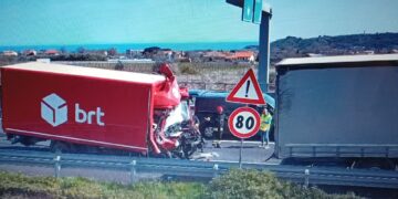Scontro tra furgone e mezzo pesante in A14, muore giovane corriere