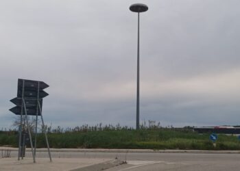 «Statale 16, alla rotatoria di Vasto nord lampione spento da un mese»