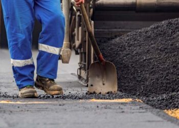 Ripristino stradale dopo i lavori per elettricità e gas, Menna: «Serve più attenzione dalle ditte»