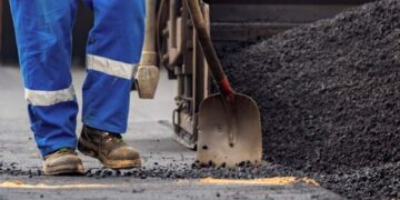 Ripristino stradale dopo i lavori per elettricità e gas, Menna: «Serve più attenzione dalle ditte»