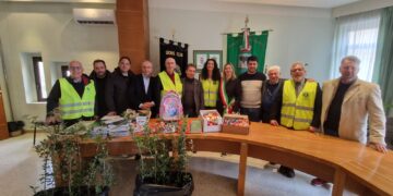 Lions club Vasto Host dona alberi e materiale scolastico al Comune di Monteodorisio