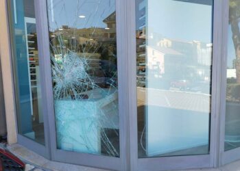 Tombino contro la vetrina dell’ottica per derubarla, ma vengono scoperti: due arresti