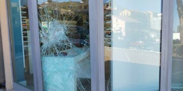 Tombino contro la vetrina dell’ottica per derubarla, ma vengono scoperti: due arresti