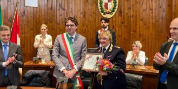 Polizia, D’Agostino va in pensione: «Ho amato questo lavoro». Omaggiata in municipio