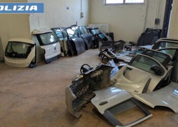 67 pezzi di auto nascosti in un furgone diretto al Nord: sono di veicoli rubati in Abruzzo