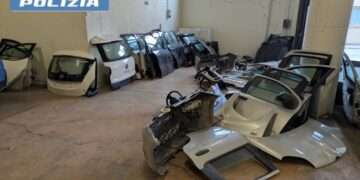 67 pezzi di auto nascosti in un furgone diretto al Nord: sono di veicoli rubati in Abruzzo