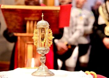 In pellegrinaggio a Santa Maria Maggiore la sacra ampolla del sangue sgorgato dall’affresco di Ortona