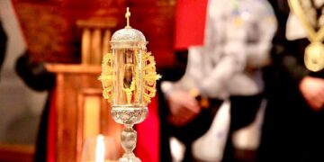 In pellegrinaggio a Santa Maria Maggiore la sacra ampolla del sangue sgorgato dall’affresco di Ortona