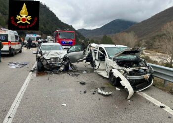 Incidente tra due auto e un furgone, 6 feriti. “Trignina” chiusa per tre ore