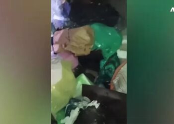 Uomo dorme tra i rifiuti e rischia di finire nell’autocompattatore, salvato dai netturbini