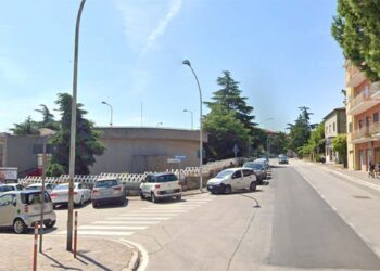Auto travolge giovane in bici elettrica in via Madonna dell’Asilo e fugge