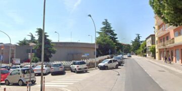 Auto travolge giovane in bici elettrica in via Madonna dell’Asilo e fugge